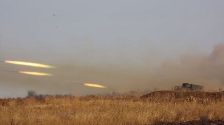Дивизионы РСЗО "Торнадо-г" за 20 секунд обрушили на "противника" 500 ракет - видео 