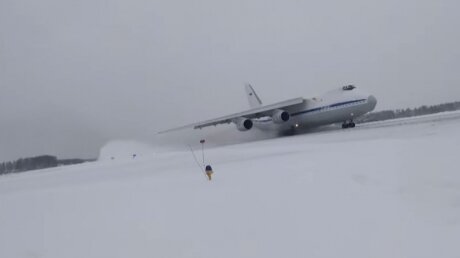 Уникальные кадры полета строем шести Ан-124 при сложных погодных условиях 