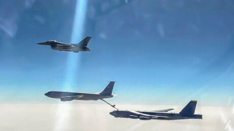 ВВС США показали видео дозаправки B-52H в воздухе, переброшенных ближе к Ирану 
