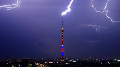 В Москве молния ударила в Останкинскую башню во время урагана, попав на видео