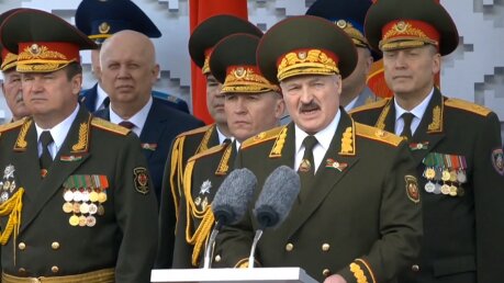 Лукашенко обратился к миру на Параде Победы: "На нас смотрят глаза погибших советских солдат"