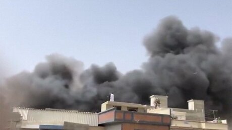 Взрыв и большой столб дыма: момент крушения самолета в Карачи попал на видео 