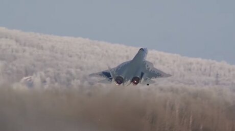 Полет первого серийного истребителя "Су-57" показали на видео 