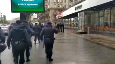 Видео задержания захватчика отделения "Альфа-Банка" в Москве попало в Сеть