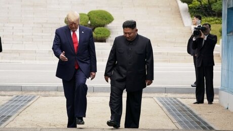 Срочная встреча: Трамп впервые ступил на территорию КНДР и пожал руку Ким Чен Ыну – кадры