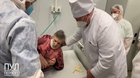 Лукашенко в маске и халате не узнала пациентка, которой он помог 