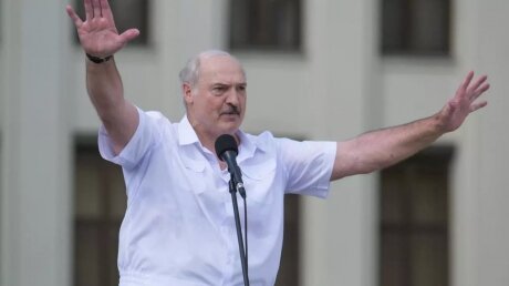 Лукашенко с автоматом в руках прибыл в осажденную резиденцию