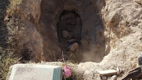 Армяне Карвачара выкапывают останки родных из могил, покидая Карабах