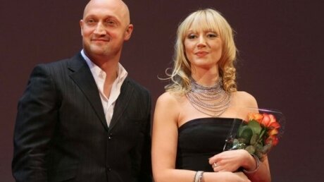 Кристина Орбакайте и Снегурочка Гоша Куценко с помадой на губах позвали Старый Новый год