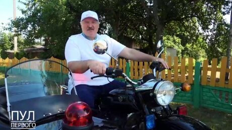 Поездка "байкера" Александра Лукашенко на мотоцикле попала на видео