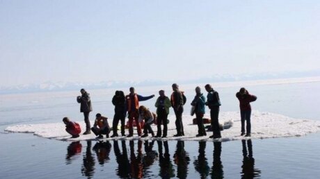 "Если что, будем звонить - вызывать МЧС", - на Сахалине со льдины эвакуируют 300 рыбаков
