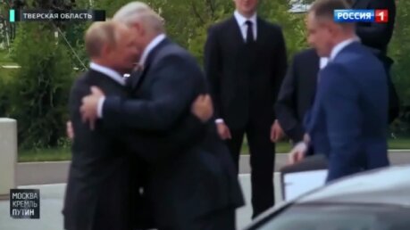 Дружеские объятия Путина и Лукашенко попали на видео