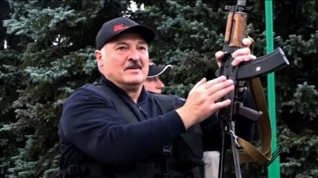 Новое видео Лукашенко с автоматом всколыхнуло Сеть