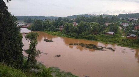 ​Смыло 2 дома и сарай: появились кадры масштабного наводнения в Подмосковье