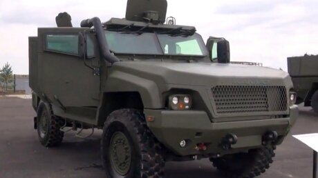 На помощь спецназу: в Минобороны РФ показали боевые способности бронеавтомобиля "Тайфуненок" – кадры 