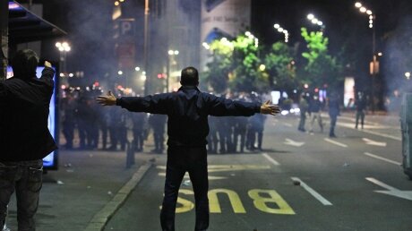 ​Появились кадры разгона массового протеста в Сербии с применением бронетехники