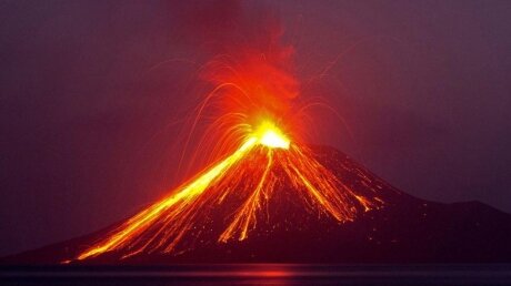 Анак-Кракатау, вулкан, извержение, 11 апреля, лава, разряды, Индонезия. видео