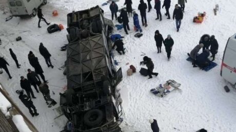 В Забайкалье автобус рухнул с моста на лед: уже 19 жертв, работает авиация