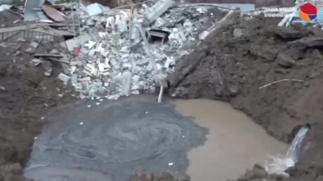 Огромная воронка в городе Шуши после удара ВС Азербайджана попала на видео