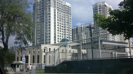 Сотрудница посольства США скончалась после нападения в Киеве