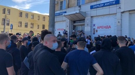 В Харькове националисты сожгли флаг России и повесили манекен