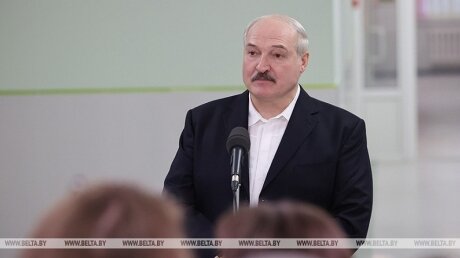 Лукашенко решил не прививаться от коронавируса, назвав врачам причину