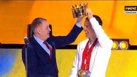 Замятов надел на голову Александра Большунова корону "короля лыж" – видео награждения