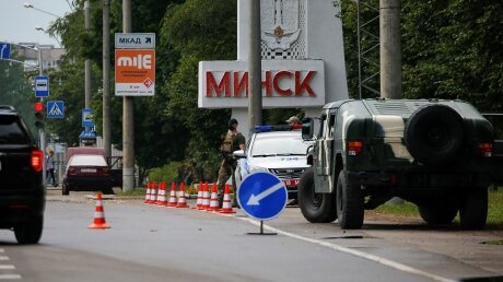 В центр Минска выдвинулись колонны военной техники