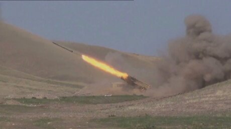 Армия Карабаха уничтожила крупную группировку бронетехники и сбила вертолет ВС Азербайджана