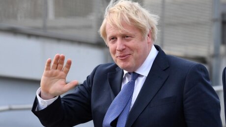 В Сеть попало видео, как британский премьер Джонсон не мог "укротить" свой зонт