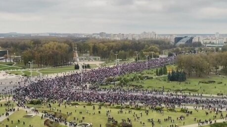 ​Около 100 тысяч человек вышли на акцию протеста в Минске в последний день ультиматума: кадры