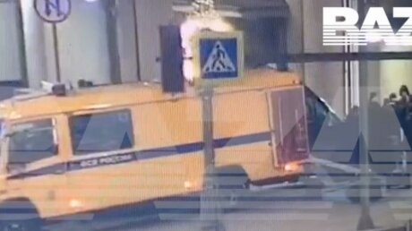 Видео нападения на здание ФСБ в Москве: преступник открыл огонь, укрывшись за колоннами дома напротив 