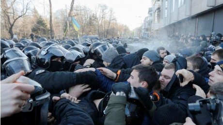 В Киеве радикалы столкнулись с полицией: кадры с места стычки