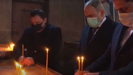 Против Пашиняна "восстала" церковь: премьеру не подал руки священник