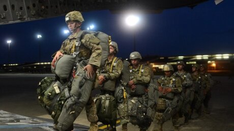 Морские пехотинцы США высаживаются у американского посольства в Багдаде, готовясь к штурму 