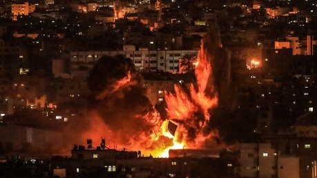 В Сети показали, как израильская армия нанесла ракетные удары по целям в Газе 
