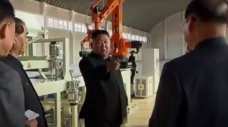 Ким Чен Ын отчитал чиновника: в Сети появилось первое видео за три недели