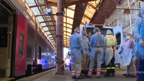 Франция эвакуирует больных с коронавирусом на скоростных "поездах-госпиталях"