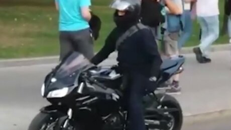 Участники незаконной акции в Москве попытались избить мотоциклиста – кадры потасовки