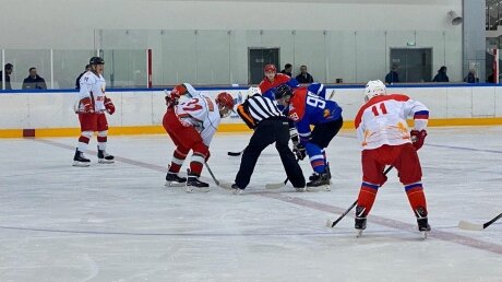 Тройка нападения: Путин, А. Лукашенко и Н. Лукашенко - видео хоккейного матча из Сочи 