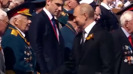 Путин публично не пожал руку Николаю Лукашенко