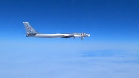 Встреча российских Ту-95МС с американскими F-22 попала на видео 