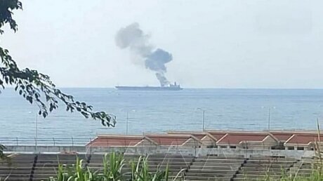 Беспилотник атаковал нефтяной танкер у берегов Сирии, после чего судно загорелось 