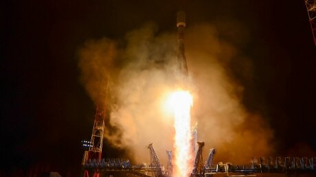 В Сети выложили кадры запуска ракеты-носителя "Союз-2.1б" со спутниками связи в Плесецке