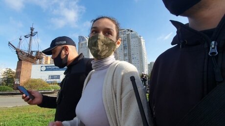 ​Активистка Femen задрала юбку перед Зеленским, пришедшим на голосование: кадры