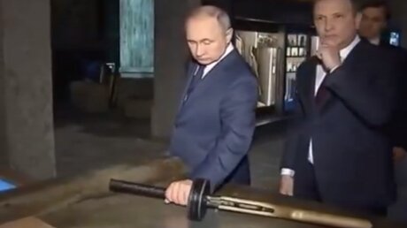 Путин в знаменательную дату подержал ППШ в Музее Победы, попав на видео