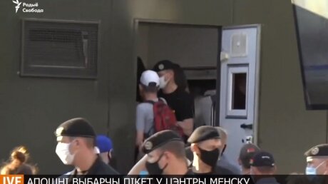 Протесты в Минске: полиция начала грузить людей в автозаки - прямая видеотрансляция
