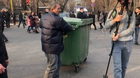 Противники Пашиняна окружили баррикадами парламент и резиденцию президента