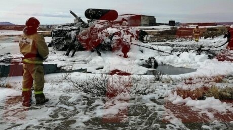 Крушение вертолета "Ми-8" на Чукотке: кадры с места посадки, в которой никто не выжил