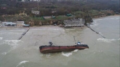 Танкер "Делфи" под флагом Молдовы почти затонул у берегов Одессы - водолазы спасают экипаж 